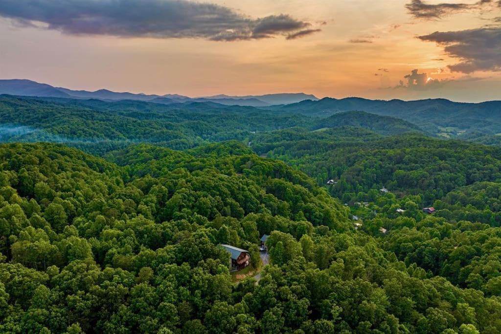 Panorama Mountain View Cabin, Less Than 10 Miles From Gatlinburg And Dollywood, Dog Friendly, 6 Bedrooms Sleeps 17, Fire Pit, Hottub, Washer Dryer, Fully Loaded Kitchen, Gameroom With A Tv, Pool Table, Arcade, Air Hockey, And Foosball セバービル エクステリア 写真