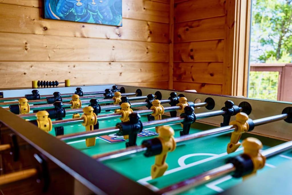 Panorama Mountain View Cabin, Less Than 10 Miles From Gatlinburg And Dollywood, Dog Friendly, 6 Bedrooms Sleeps 17, Fire Pit, Hottub, Washer Dryer, Fully Loaded Kitchen, Gameroom With A Tv, Pool Table, Arcade, Air Hockey, And Foosball セバービル エクステリア 写真