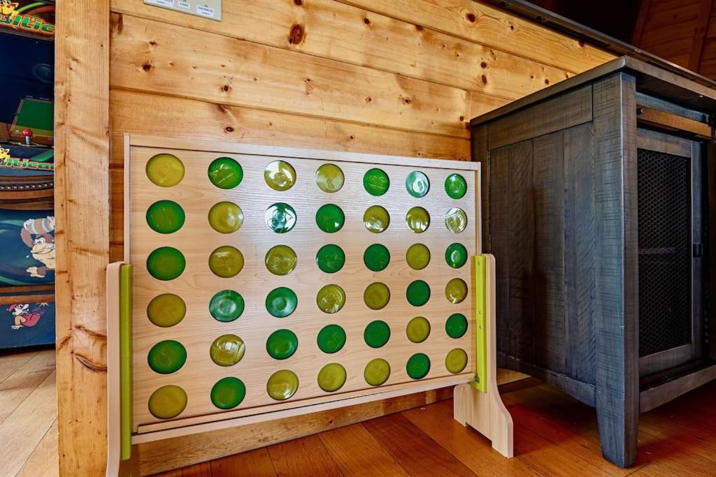 Panorama Mountain View Cabin, Less Than 10 Miles From Gatlinburg And Dollywood, Dog Friendly, 6 Bedrooms Sleeps 17, Fire Pit, Hottub, Washer Dryer, Fully Loaded Kitchen, Gameroom With A Tv, Pool Table, Arcade, Air Hockey, And Foosball セバービル エクステリア 写真