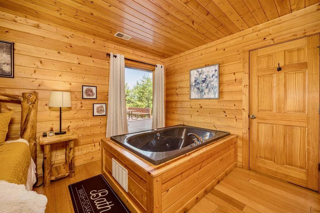 Panorama Mountain View Cabin, Less Than 10 Miles From Gatlinburg And Dollywood, Dog Friendly, 6 Bedrooms Sleeps 17, Fire Pit, Hottub, Washer Dryer, Fully Loaded Kitchen, Gameroom With A Tv, Pool Table, Arcade, Air Hockey, And Foosball セバービル エクステリア 写真