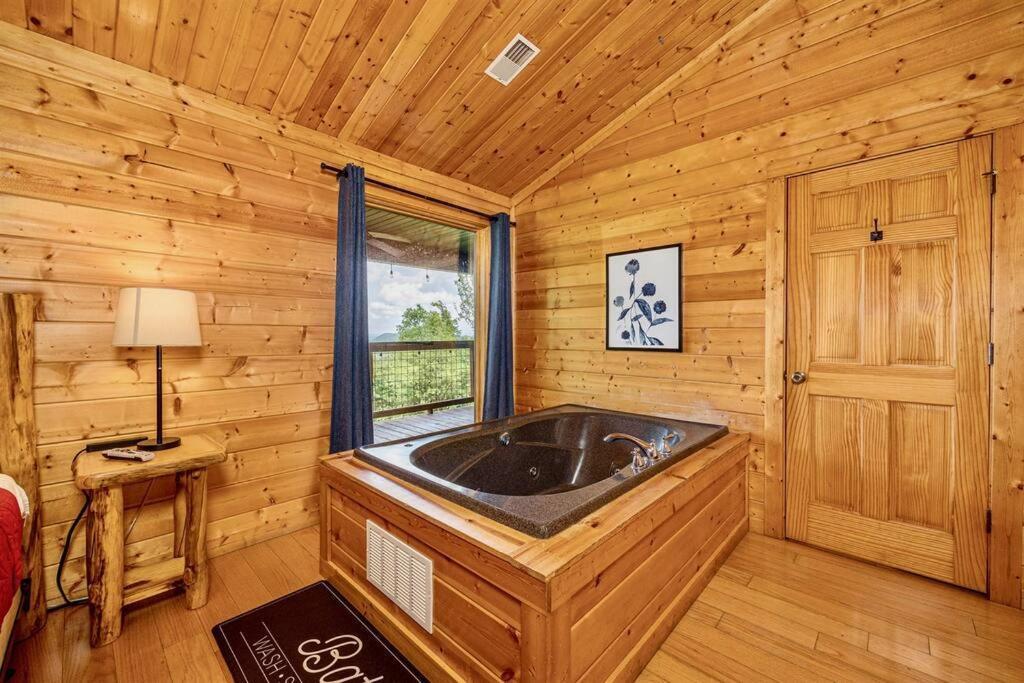 Panorama Mountain View Cabin, Less Than 10 Miles From Gatlinburg And Dollywood, Dog Friendly, 6 Bedrooms Sleeps 17, Fire Pit, Hottub, Washer Dryer, Fully Loaded Kitchen, Gameroom With A Tv, Pool Table, Arcade, Air Hockey, And Foosball セバービル エクステリア 写真