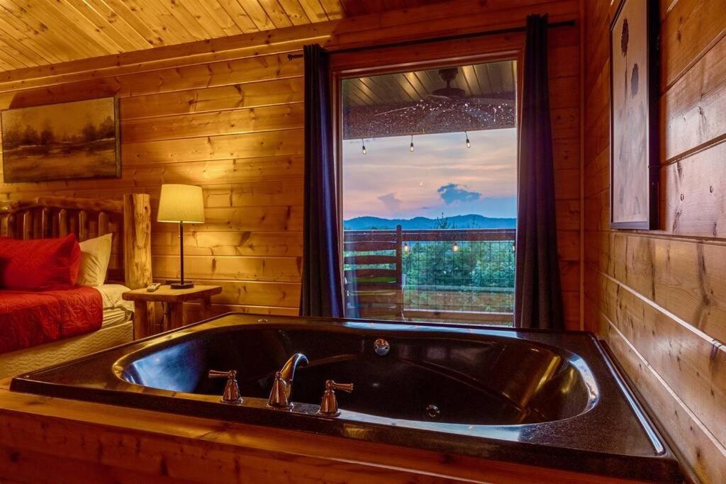 Panorama Mountain View Cabin, Less Than 10 Miles From Gatlinburg And Dollywood, Dog Friendly, 6 Bedrooms Sleeps 17, Fire Pit, Hottub, Washer Dryer, Fully Loaded Kitchen, Gameroom With A Tv, Pool Table, Arcade, Air Hockey, And Foosball セバービル エクステリア 写真