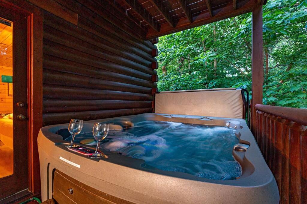 Panorama Mountain View Cabin, Less Than 10 Miles From Gatlinburg And Dollywood, Dog Friendly, 6 Bedrooms Sleeps 17, Fire Pit, Hottub, Washer Dryer, Fully Loaded Kitchen, Gameroom With A Tv, Pool Table, Arcade, Air Hockey, And Foosball セバービル エクステリア 写真