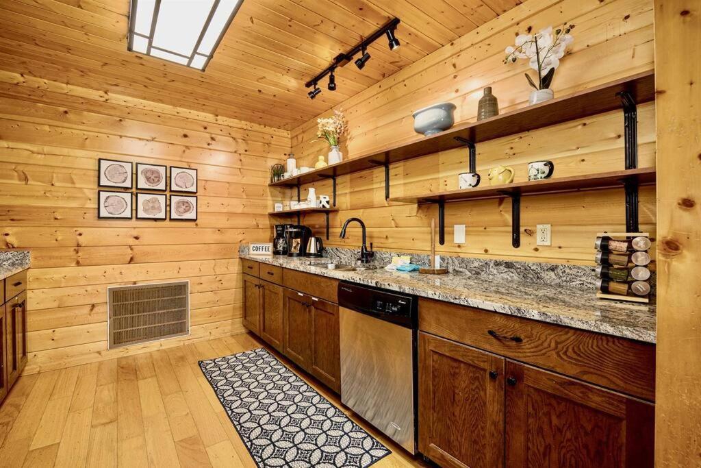 Panorama Mountain View Cabin, Less Than 10 Miles From Gatlinburg And Dollywood, Dog Friendly, 6 Bedrooms Sleeps 17, Fire Pit, Hottub, Washer Dryer, Fully Loaded Kitchen, Gameroom With A Tv, Pool Table, Arcade, Air Hockey, And Foosball セバービル エクステリア 写真
