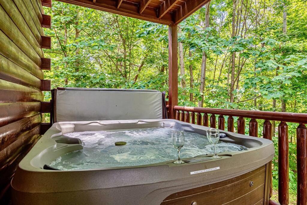 Panorama Mountain View Cabin, Less Than 10 Miles From Gatlinburg And Dollywood, Dog Friendly, 6 Bedrooms Sleeps 17, Fire Pit, Hottub, Washer Dryer, Fully Loaded Kitchen, Gameroom With A Tv, Pool Table, Arcade, Air Hockey, And Foosball セバービル エクステリア 写真