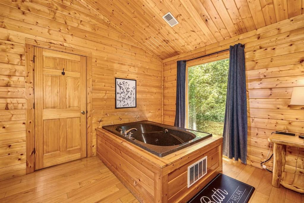 Panorama Mountain View Cabin, Less Than 10 Miles From Gatlinburg And Dollywood, Dog Friendly, 6 Bedrooms Sleeps 17, Fire Pit, Hottub, Washer Dryer, Fully Loaded Kitchen, Gameroom With A Tv, Pool Table, Arcade, Air Hockey, And Foosball セバービル エクステリア 写真
